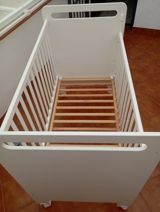 Cuna de bebé blanca con estrellas