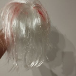 Peluca disfraz blanca con mechas rojas