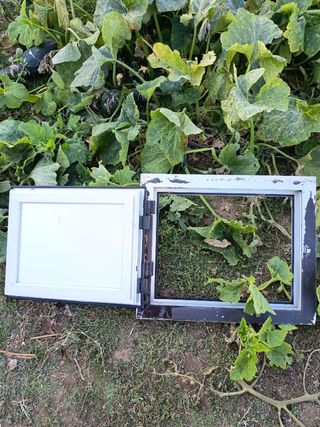 Puerta metálica para perrera o registros.