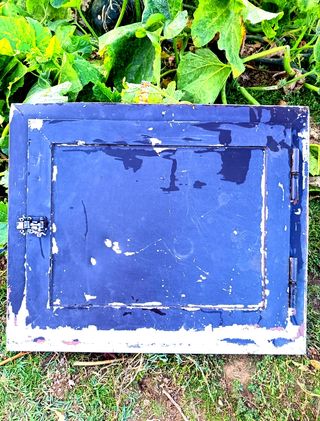 Puerta metálica para perrera o registros.