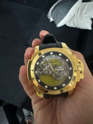 Reloj Invicta Dorado y Amarillo