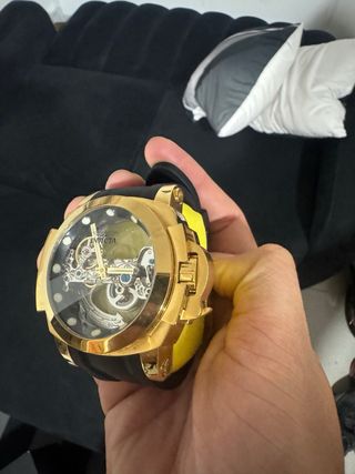 Reloj Invicta Dorado y Amarillo