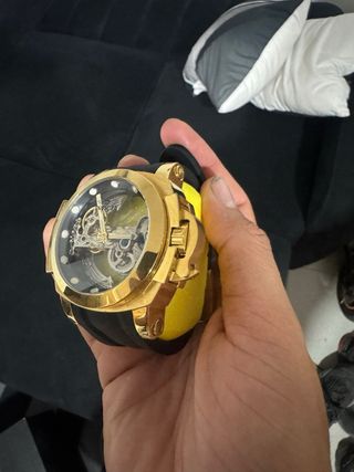 Reloj Invicta Dorado y Amarillo
