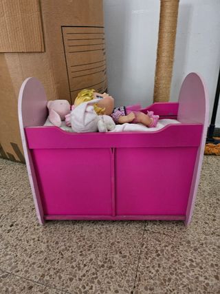 Cuna de muñecas rosa con cajones