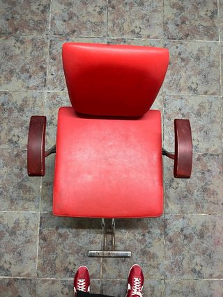 Silla de peluquería hidráulica roja