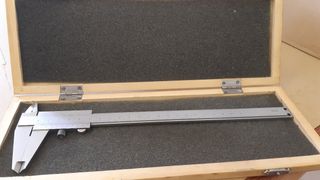 Calibre 200 mm con estuche madera