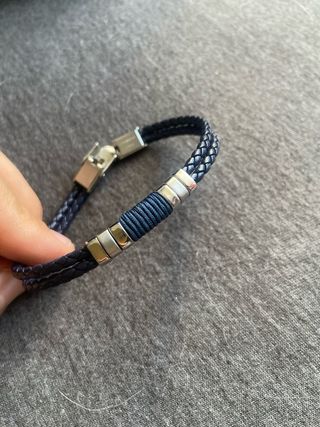 Pulsera trenzada azul con detalles plateados