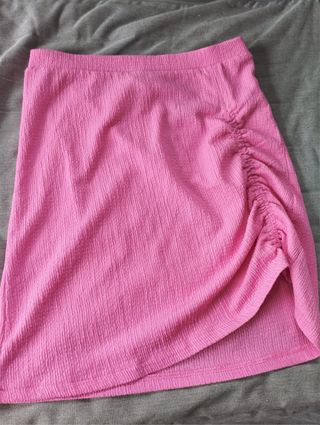 Falda rosa con fruncido