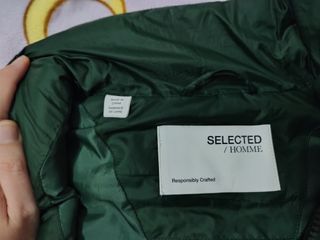 Chaleco acolchado verde.
