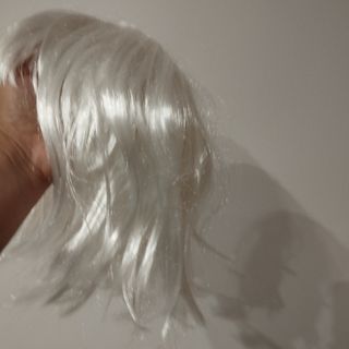 Peluca disfraz blanca con red amarilla