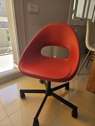 Silla de oficina roja y negra