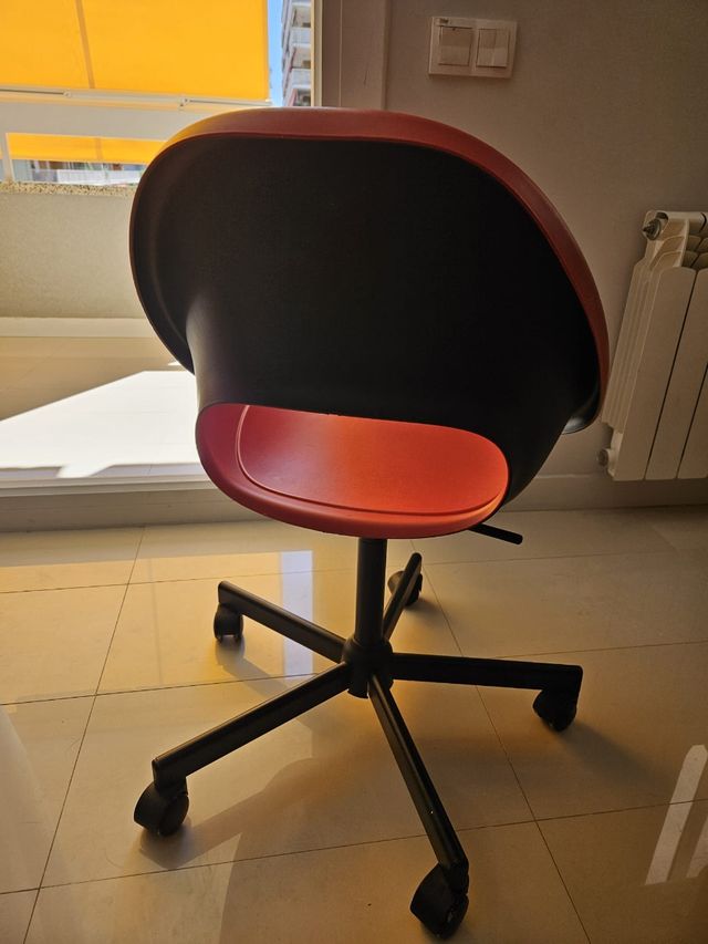 Silla de oficina roja y negra