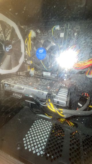 PC Gaming con luces LED azules
