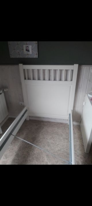 Cama infantil blanca con somier IKEA


