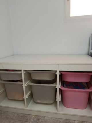 Mueble Ikea con bandejas organizadoras