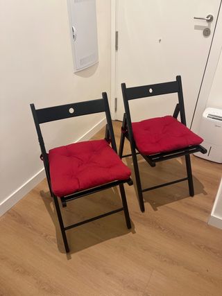 2 Sillas Plegables IKEA Negras con Cojín Rojo