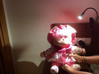 Peluche muñeca rosa flores