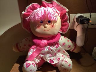 Peluche muñeca rosa flores