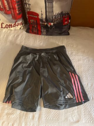 Pantalones cortos Adidas grises con rayas rosas