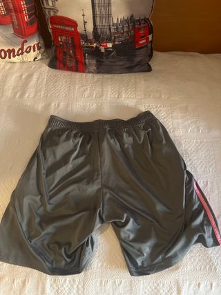 Pantalones cortos Adidas grises con rayas rosas
