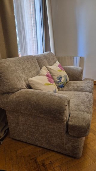 Sofá de 2 plazas beige.