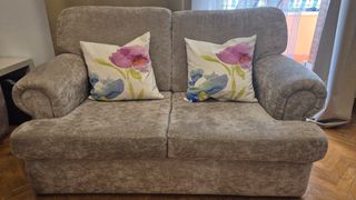 Sofá de 2 plazas beige.