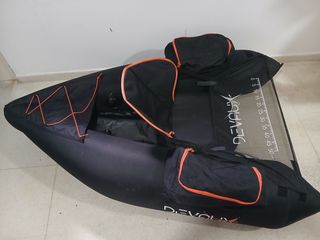 Pato de pesca hinchable negro y naranja
