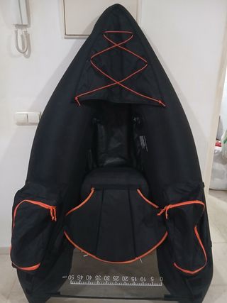 Pato de pesca hinchable negro y naranja
