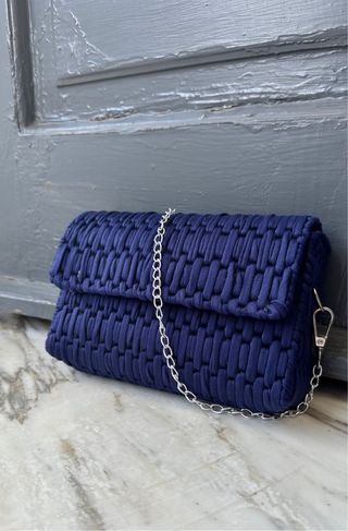 Borsetta blu fatta a mano con catena