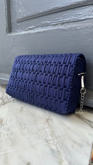 Borsetta blu fatta a mano con catena