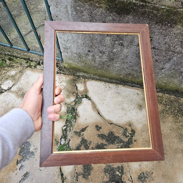 Cornice in legno con bordo dorato