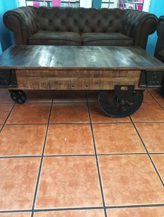 Mesa de centro de madera y juego de sofá 