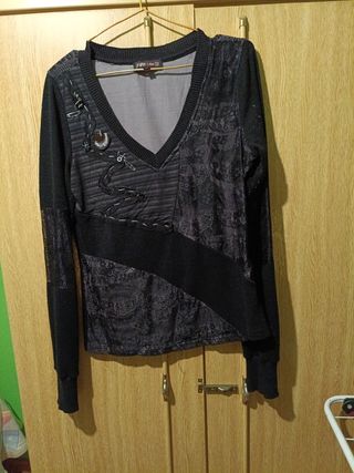 Jersey negro con detalles