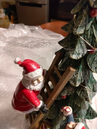  Babbo Natale con albero e regali
