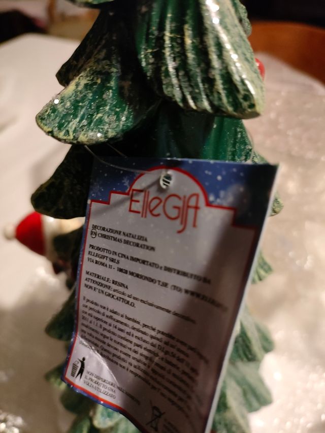 Babbo Natale con albero e regali