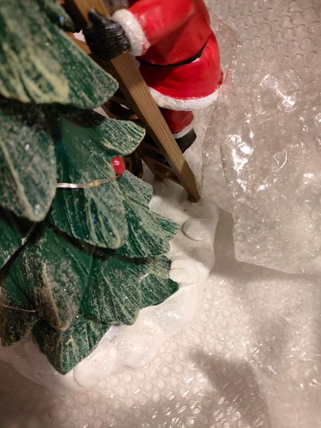 Babbo Natale con albero e regali