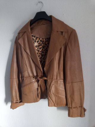 Chaqueta de cuero ocre con forro estampado