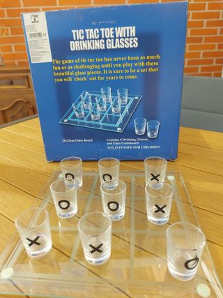 Juego de mesa Tic Tac Toe con vasos