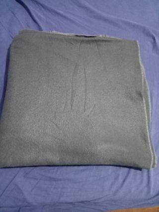 Manta cubre sofá gris
