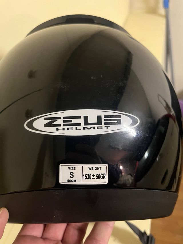 2. Casco de moto negro Zeus