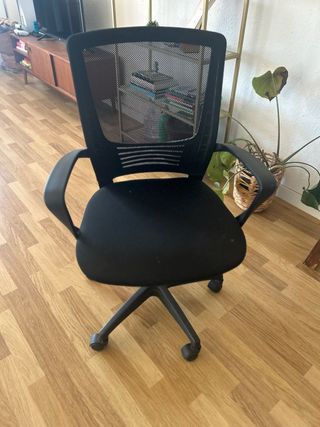Silla de oficina negra con ruedas