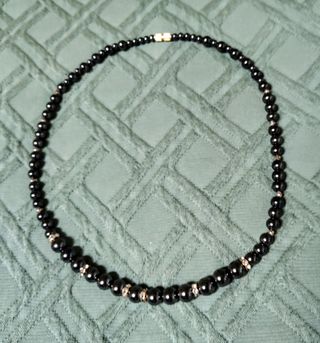 Collar de hematites con detalles dorados y piedras