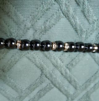 Collar de hematites con detalles dorados y piedras