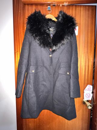 Abrigo negro con cuello de pelo