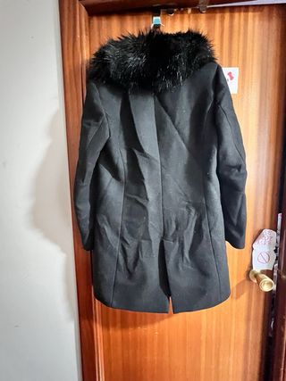 Abrigo negro con cuello de pelo