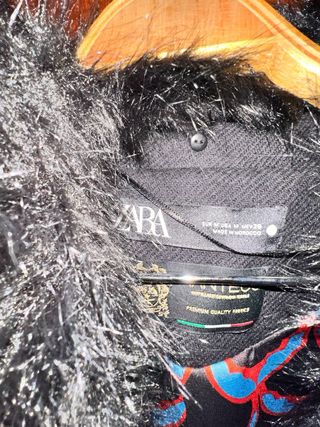 Abrigo negro con cuello de pelo
