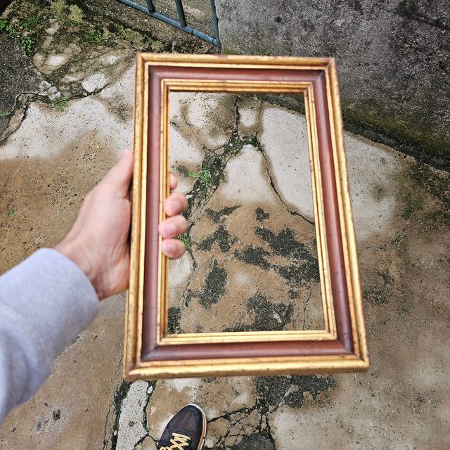 Cornice dorata e marrone