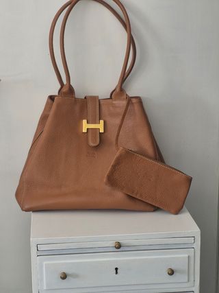 Bolso de piel marrón con monedero