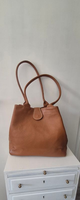 Bolso de piel marrón con monedero