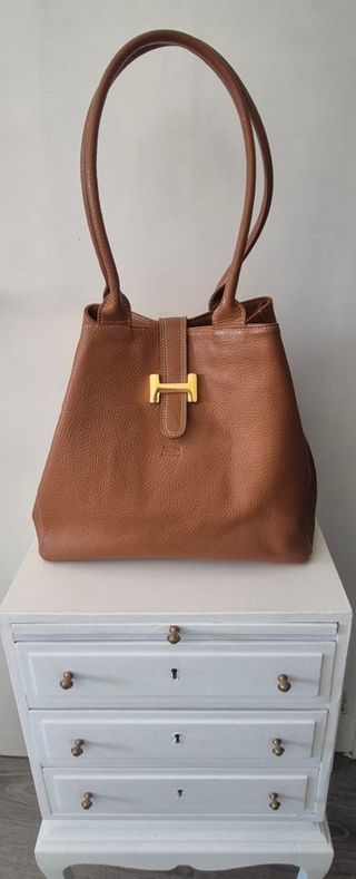 Bolso de piel marrón con monedero